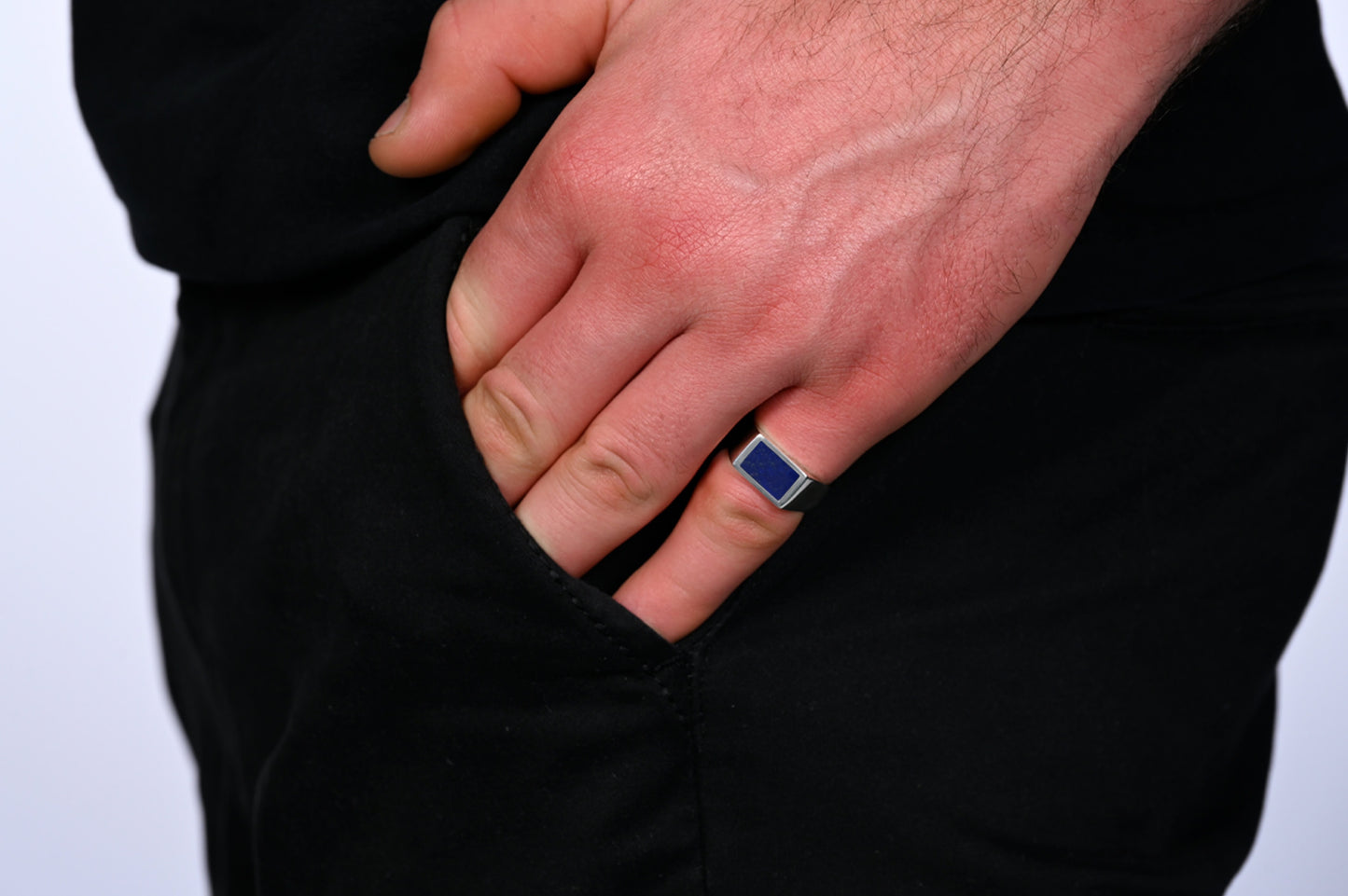 Zilveren Rechthoekige ring Lapis Lazuli gedragen door een man, met een sportieve uitstraling en perfecte pasvorm.