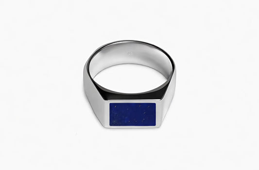 Rechthoekige ring, handgemaakt in sterling zilver, met eenlapis lazuli steen, geschikt voor mannen die op zoek zijn naar stoere en elegante sieraden.