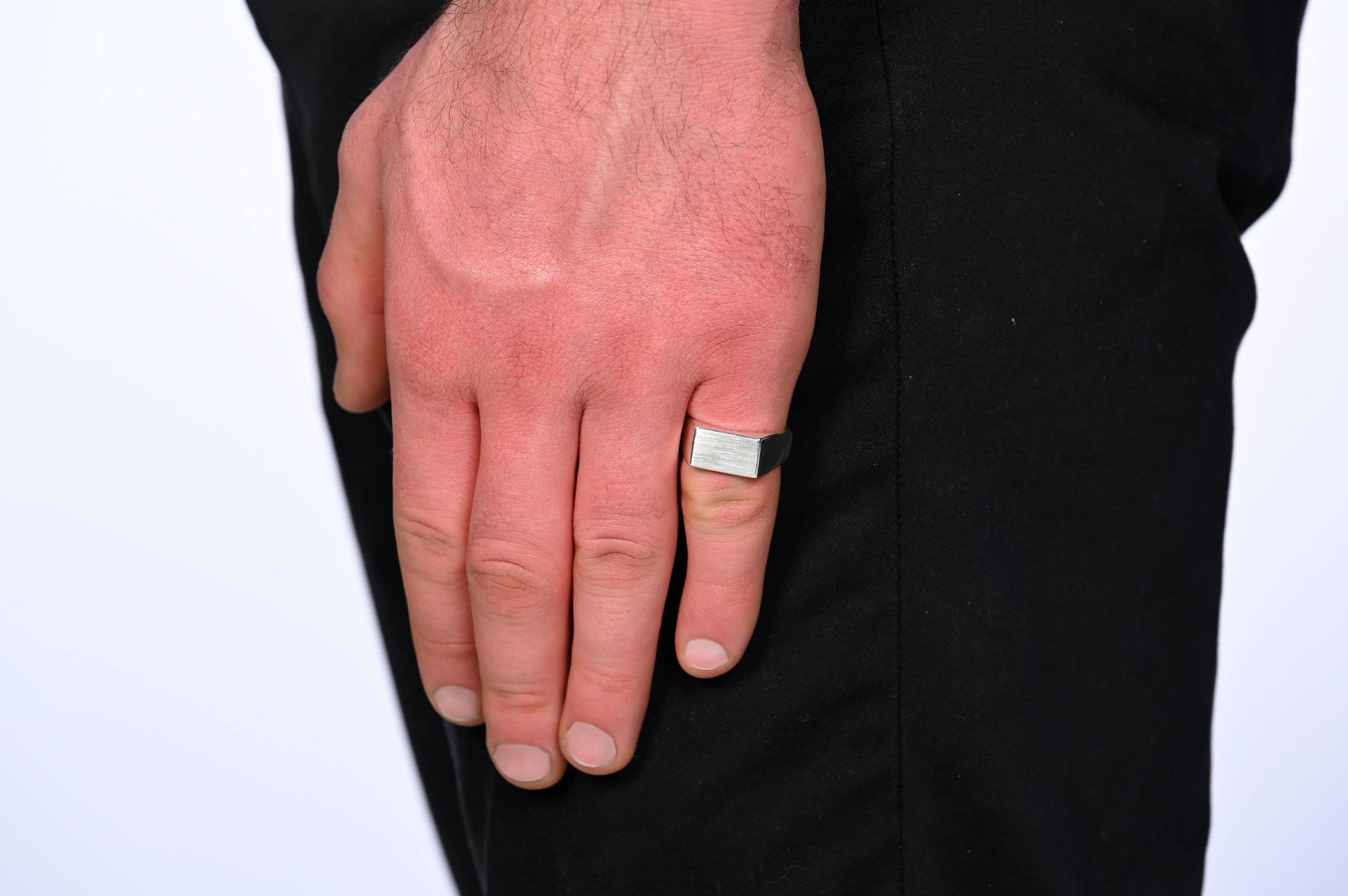 Zegel ring van 925 sterling zilver, subtiel gedragen op de middelvinger voor een moderne en minimalistische look.