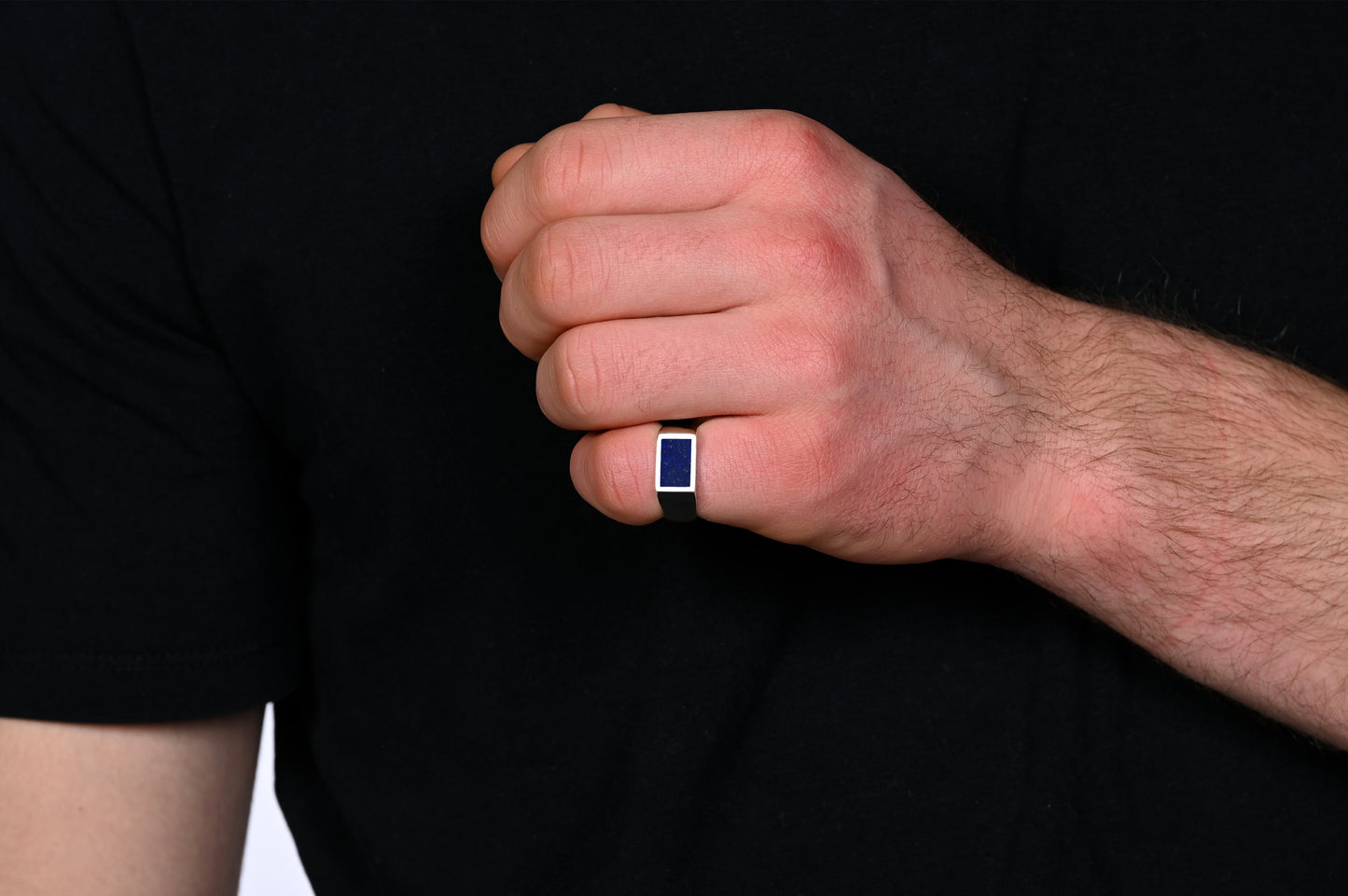 Bovenaanzicht van de Zilveren Rectangle Ring Lapis lazuli , handgemaakt in Nederland van hoogwaardig sterling zilver.