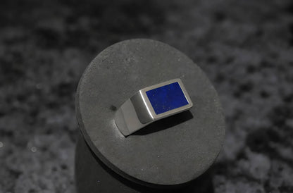 Close-up van de zilveren Lapis Lazuli ring met krasbewerking, die het vakmanschap en de textuur benadrukt.