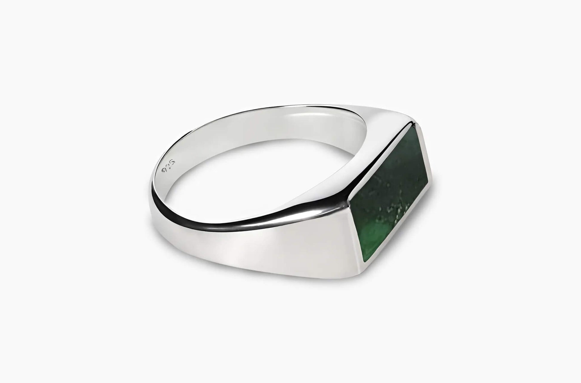 Detailfoto van de Folded Jadeite Jade Ring, met een glanzende groene jade steen en natuurlijke patronen.