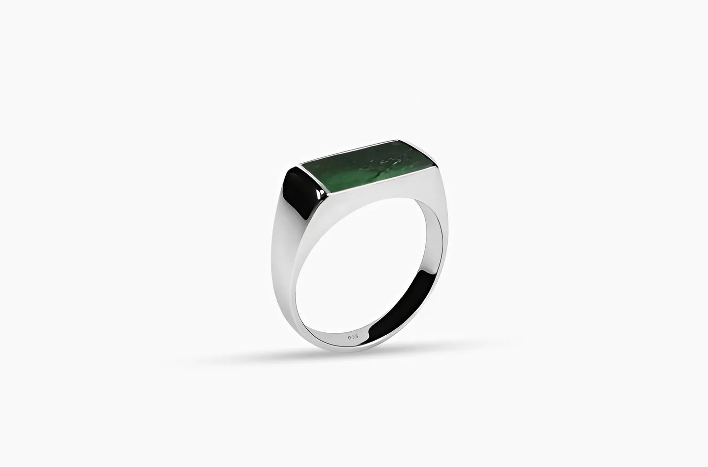 Folded Jadeite Jade Ring van 925 sterling zilver, met een levendige groene jadeiet steen en een handgemaakt design.