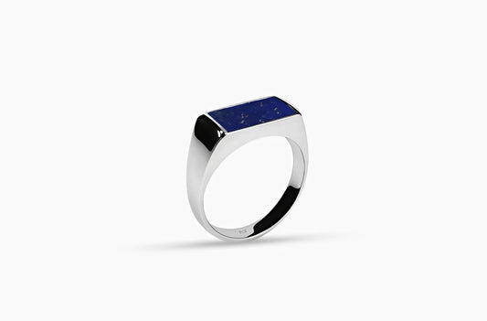 Detailfoto van de Folded Lapis Lazuli Ring, met een natuurlijke Lapis Lazuli steen en unieke zilveren afwerking.