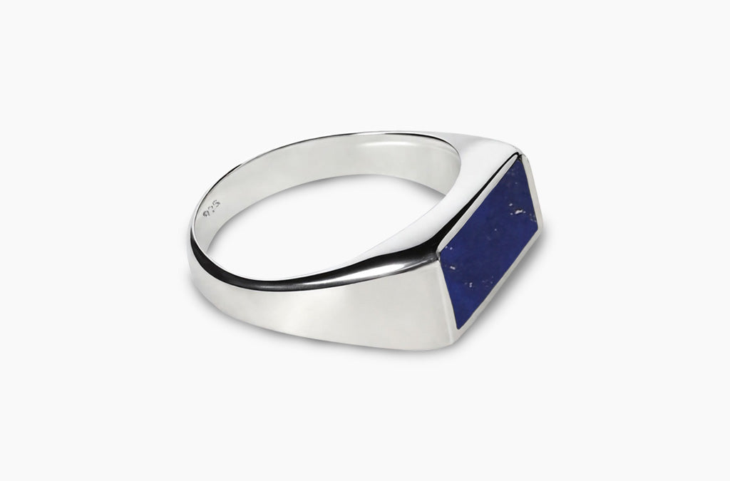 Macro-opname van de Folded Lapis Lazuli Ring, met een focus op de textuur en natuurlijke patronen van de diepblauwe steen.