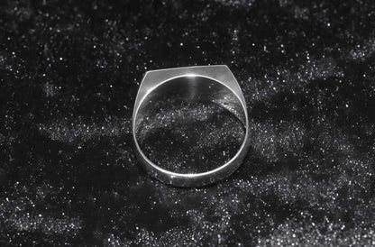 Folded Lapis Lazuli Ring gefotografeerd met een spiegelreflectie, waardoor de zilveren afwerking en steen extra opvallen.