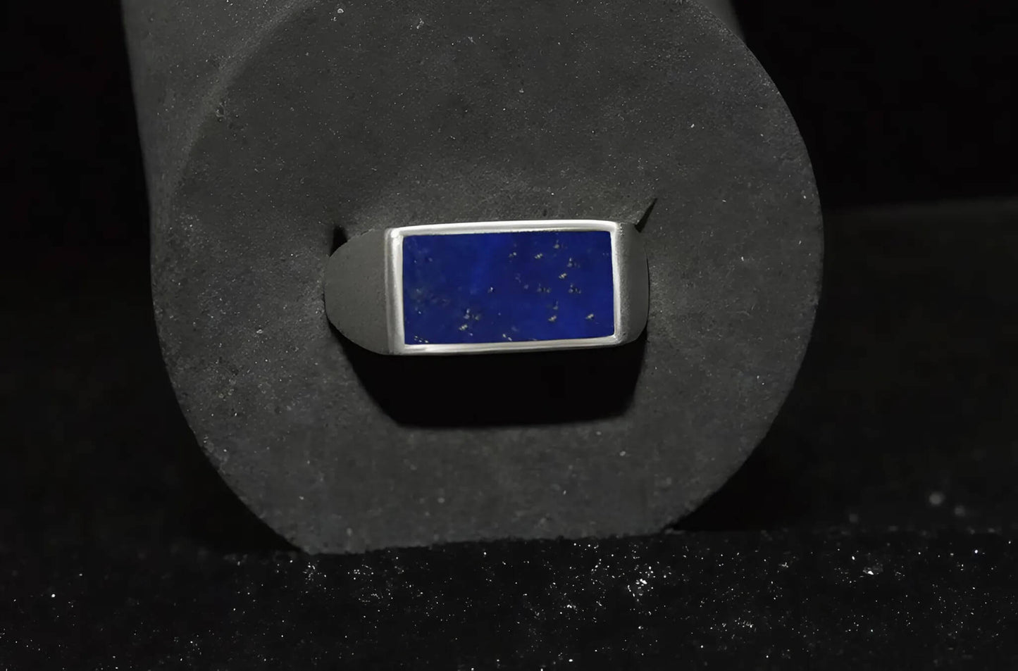 Folded Lapis Lazuli Ring van 925 sterling zilver, met een diepblauwe lapis lazuli steen en een gevouwen design.