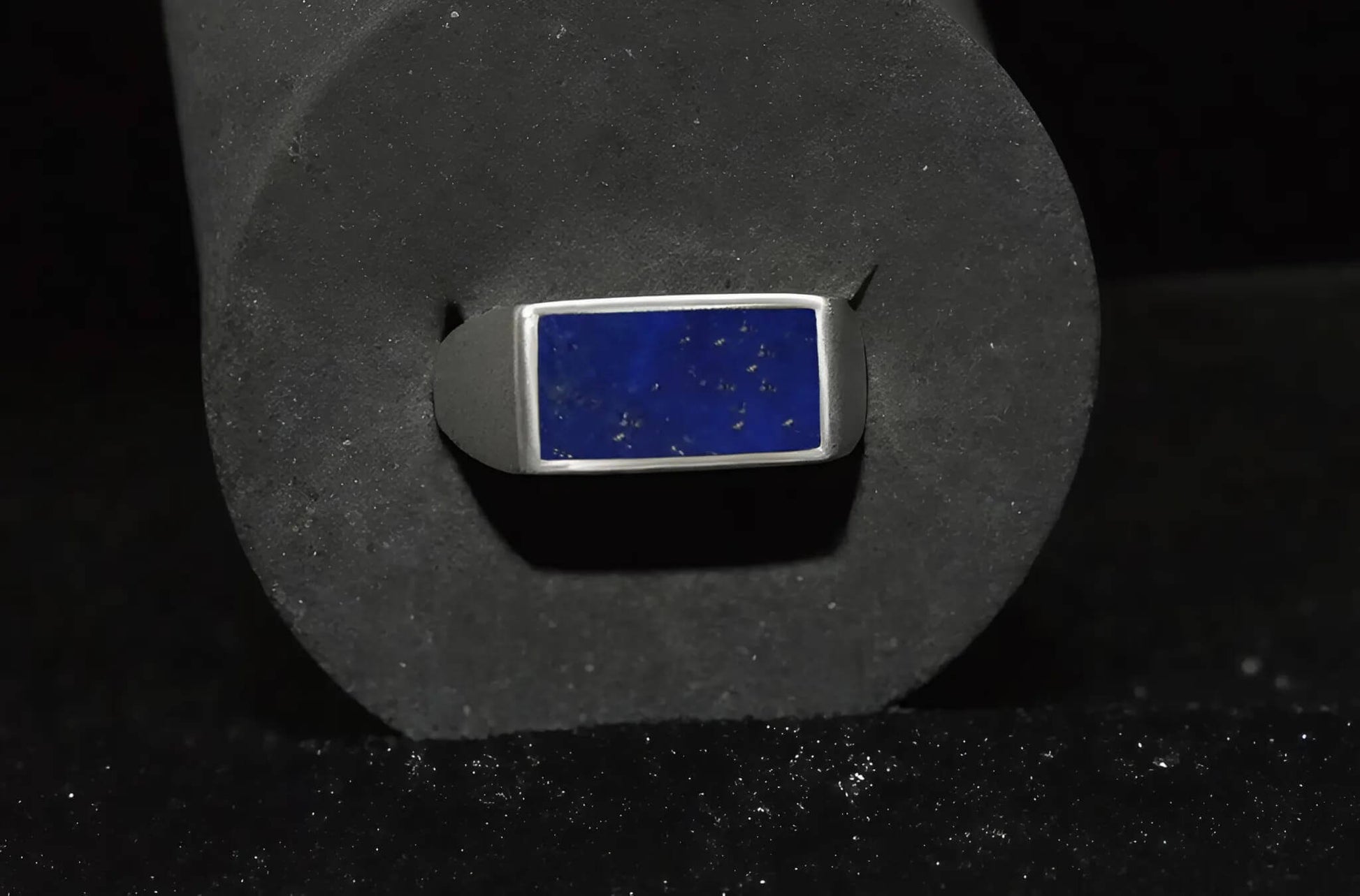 Folded Lapis Lazuli Ring van 925 sterling zilver, met een diepblauwe lapis lazuli steen en een gevouwen design.