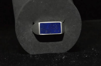 Folded Lapis Lazuli Ring van 925 sterling zilver, met een diepblauwe lapis lazuli steen en een gevouwen design.