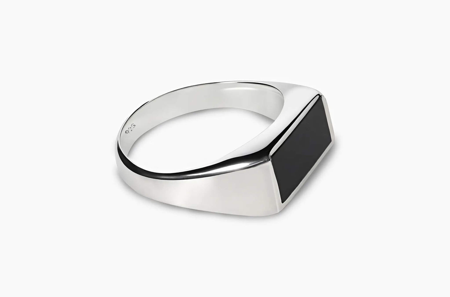 Detailfoto van de Folded Onyx Ring, met een gepolijste zwarte onyx steen en een stoere zilveren afwerking.
