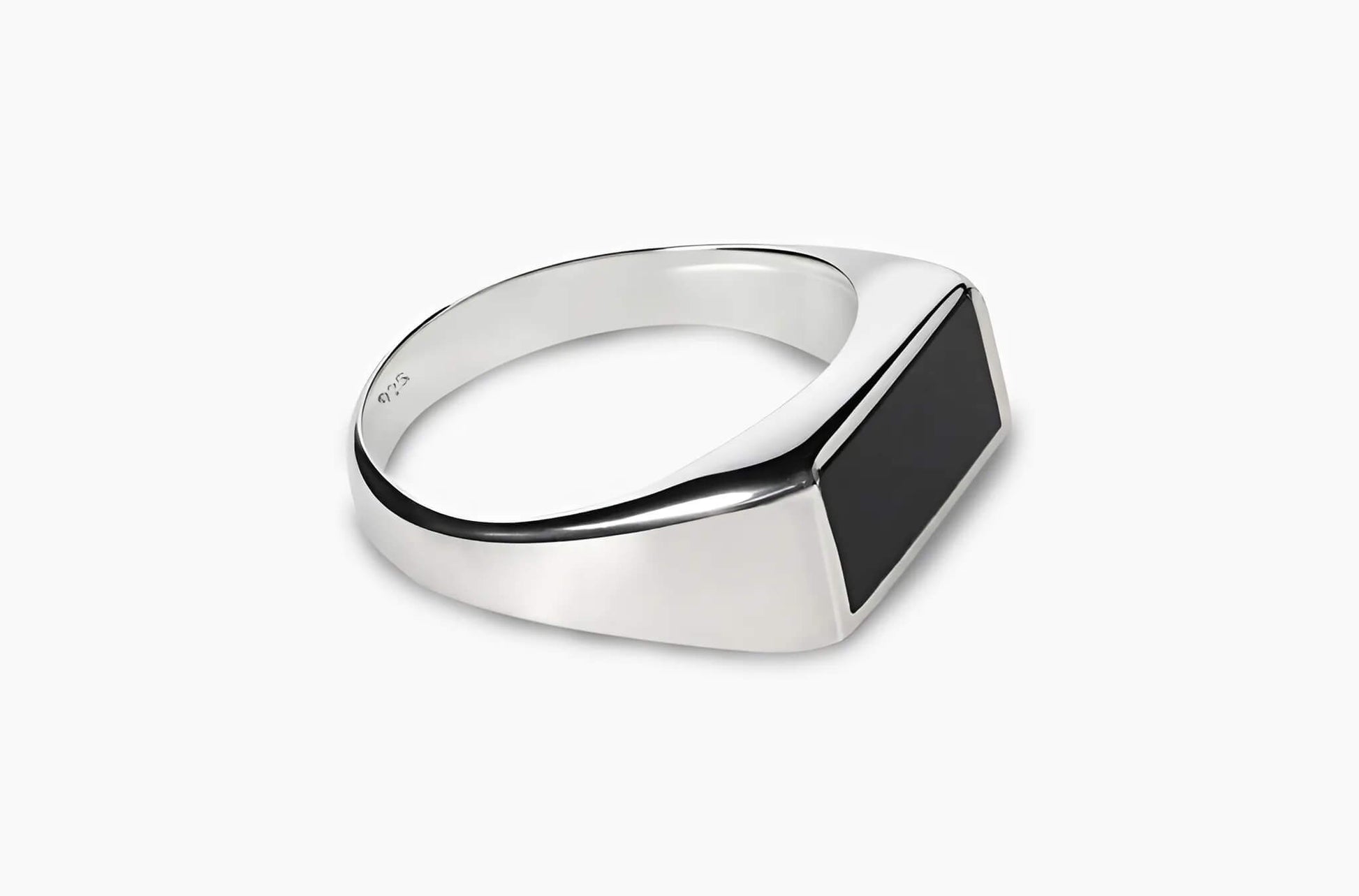 Detailfoto van de Folded Onyx Ring, met een gepolijste zwarte onyx steen en een stoere zilveren afwerking.