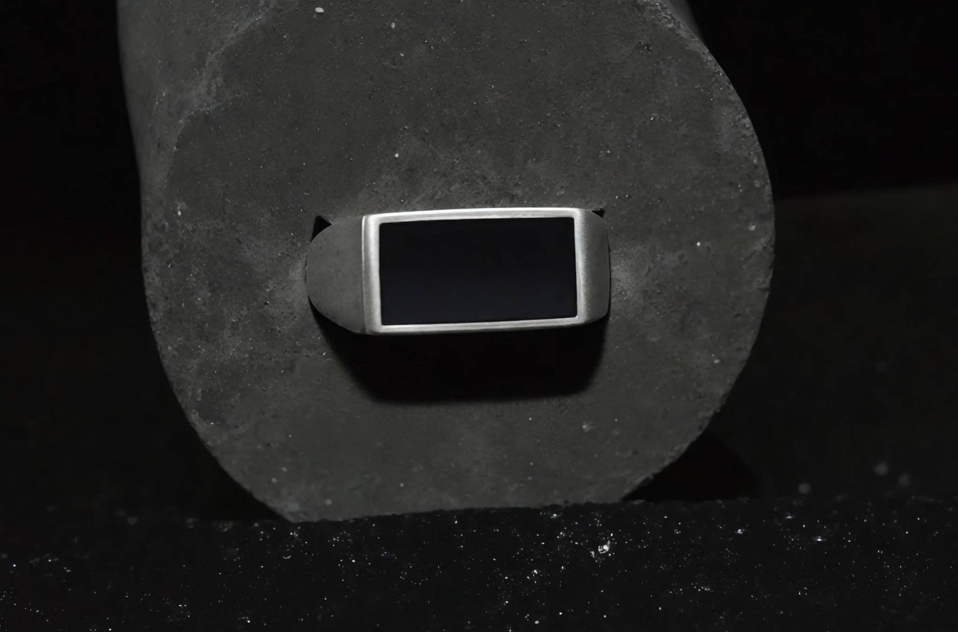voor afbeelding van de Folded Onyx Ring, handgemaakt in nederland.
