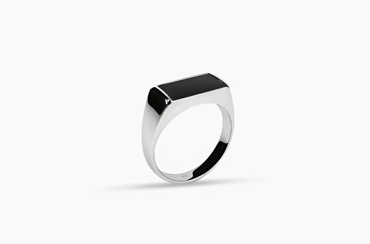 Folded Onyx Ring van 925 sterling zilver, met een diepe zwarte onyx steen en een gevouwen design.