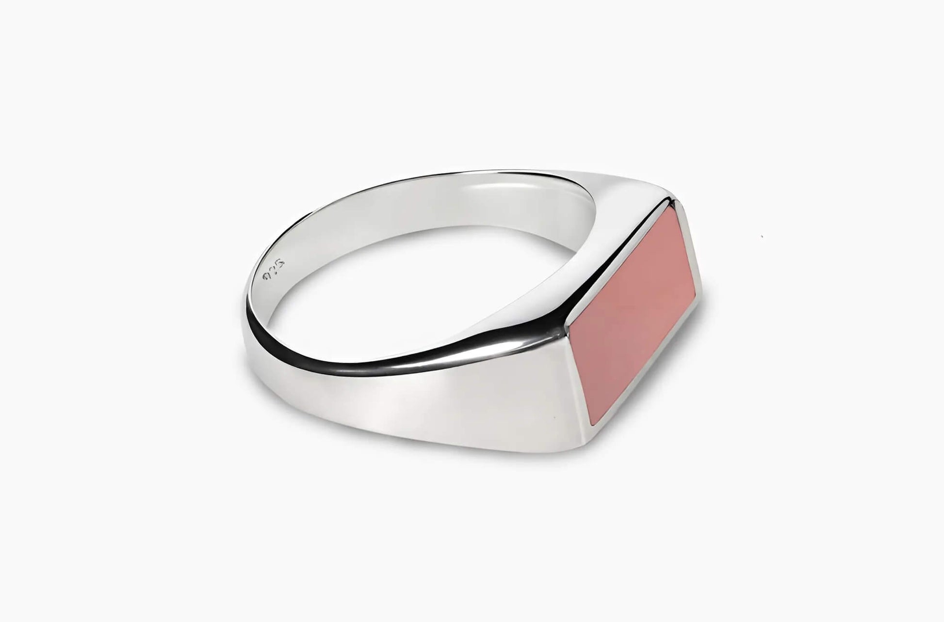 Detailopname van de Folded Pink Opal Ring, met een lichtroze opaal steen en een subtiele glans.