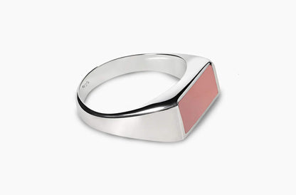 Detailopname van de Folded Pink Opal Ring, met een lichtroze opaal steen en een subtiele glans.