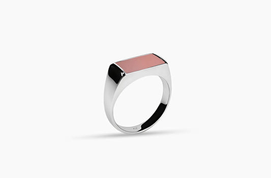 Folded Pink Opal Ring van 925 sterling zilver, met een zachte roze opaal steen en een elegant gevouwen design.