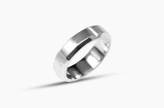 Groove ring, minimalistisch design van 925 sterling zilver, handgemaakt met een subtiele mattbewerking.