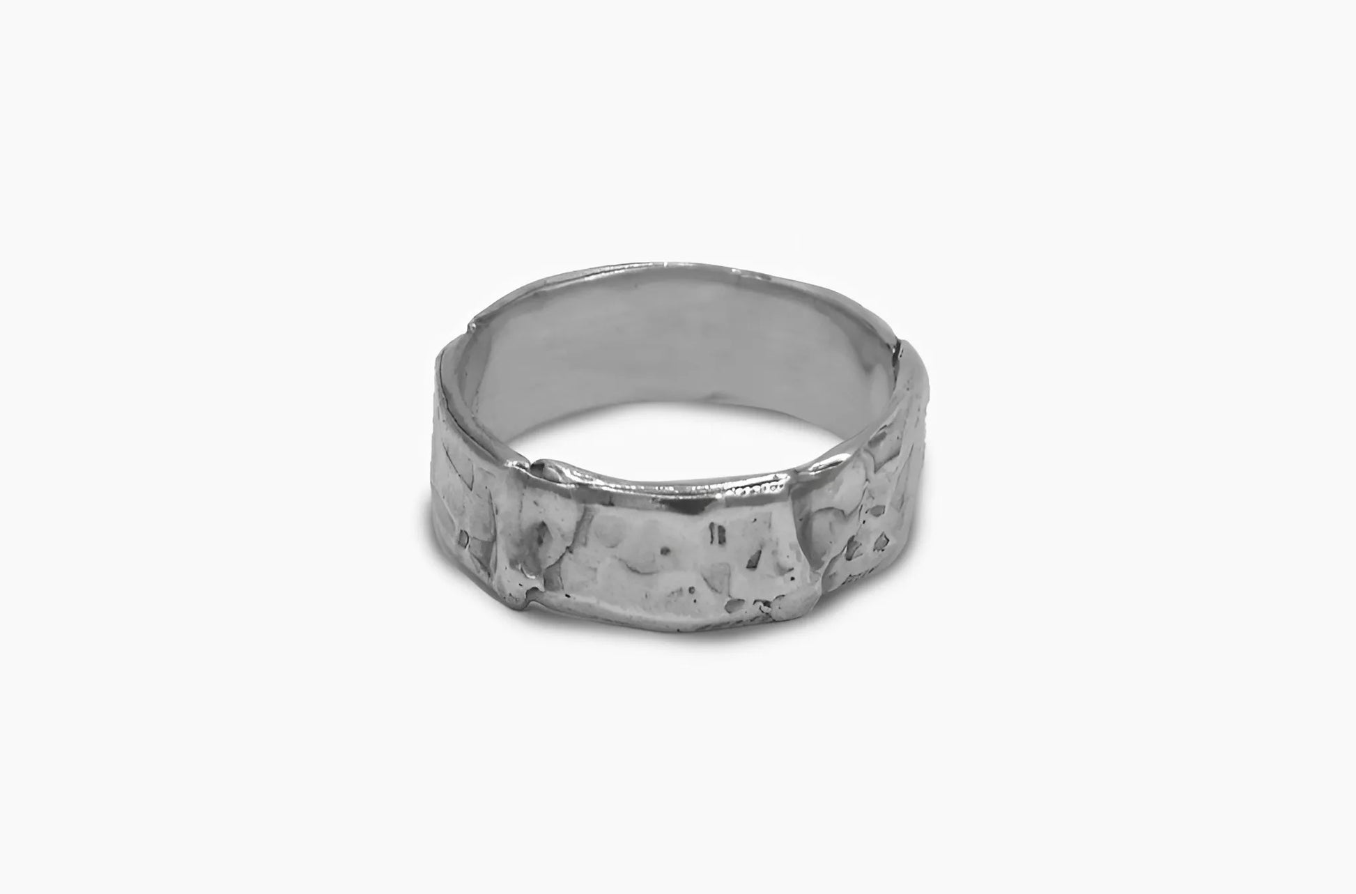 Close-up van de  unisex Pulse ring, met gedetailleerde bewerking voor een robuuste en unieke uitstraling.