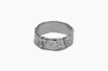 Close-up van de  unisex Pulse ring, met gedetailleerde bewerking voor een robuuste en unieke uitstraling.