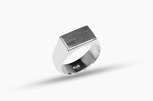 Zegelring, minimalistisch design van 925 sterling zilver, handgemaakt met een matt bewerking.